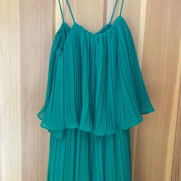 Green pleated jumpsuit - Picture 3 of 4